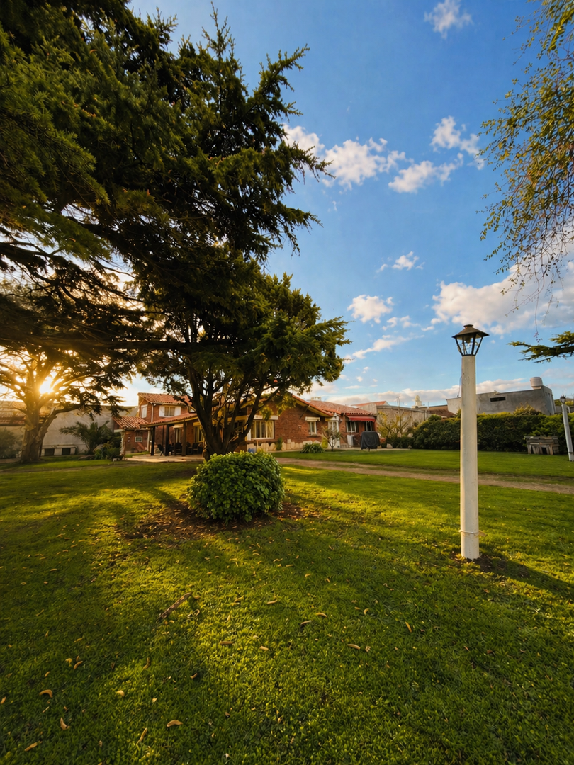 Residencia marplatense en parque de 1600 m²