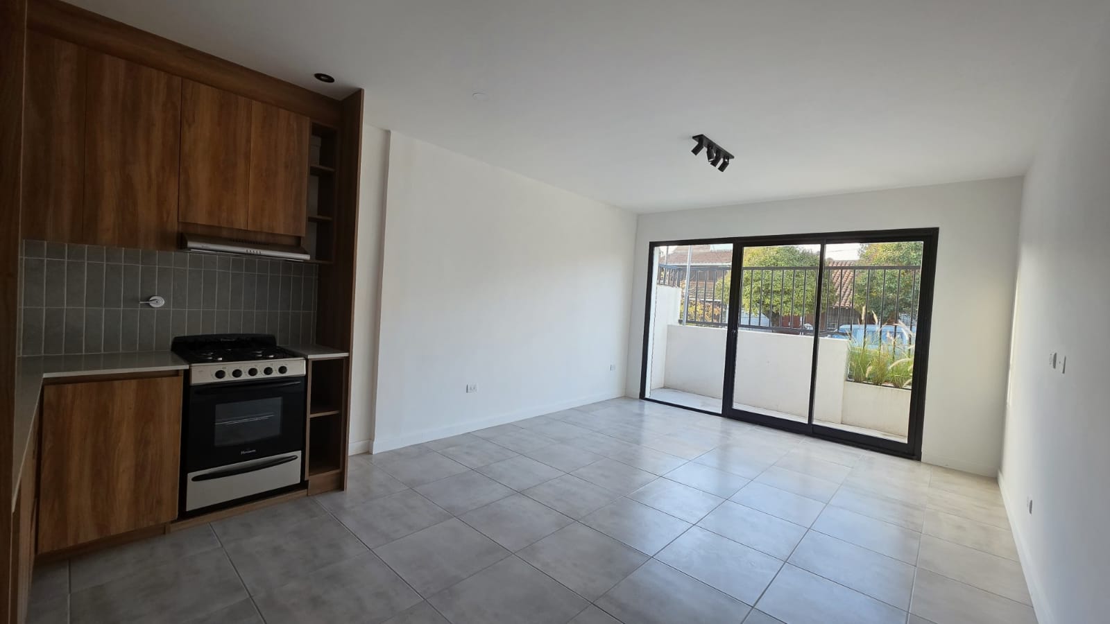 *2 ambientes PLANTA BAJA - FRENTE con 2 PATIOS* 