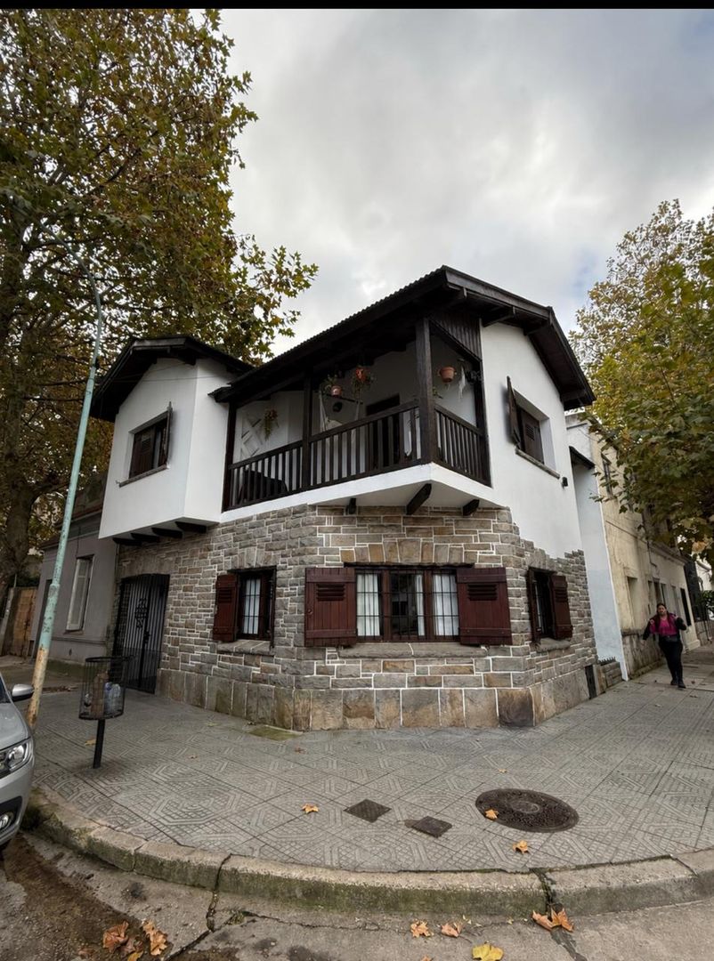 CASA 3 AMB.AL FRENTE CON GARAGE/ ZONA SAN JUAN
