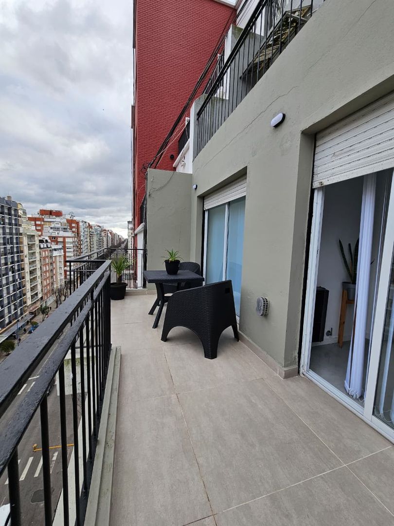Departamento de 2 amb con balcón a la calle