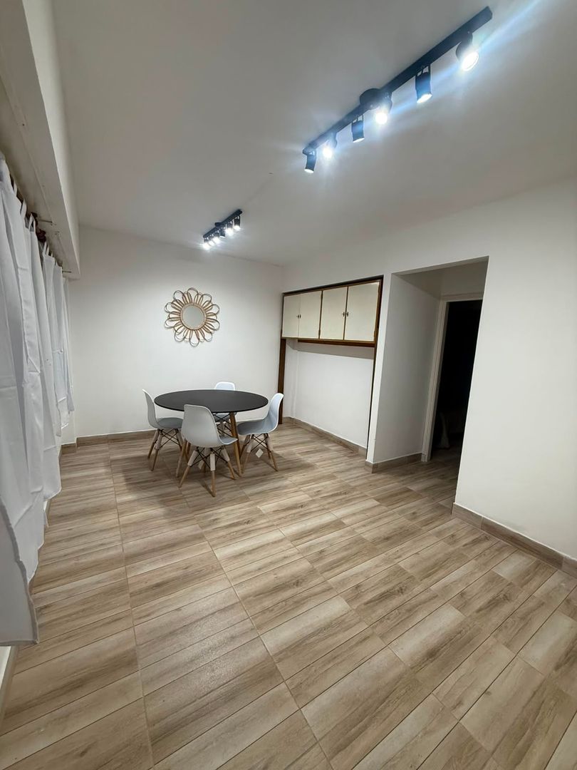Departamento de 2 ambientes con balcón a la calle