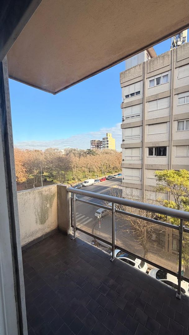 En venta amplio 2 Amb al Frente con balcón 55 mt