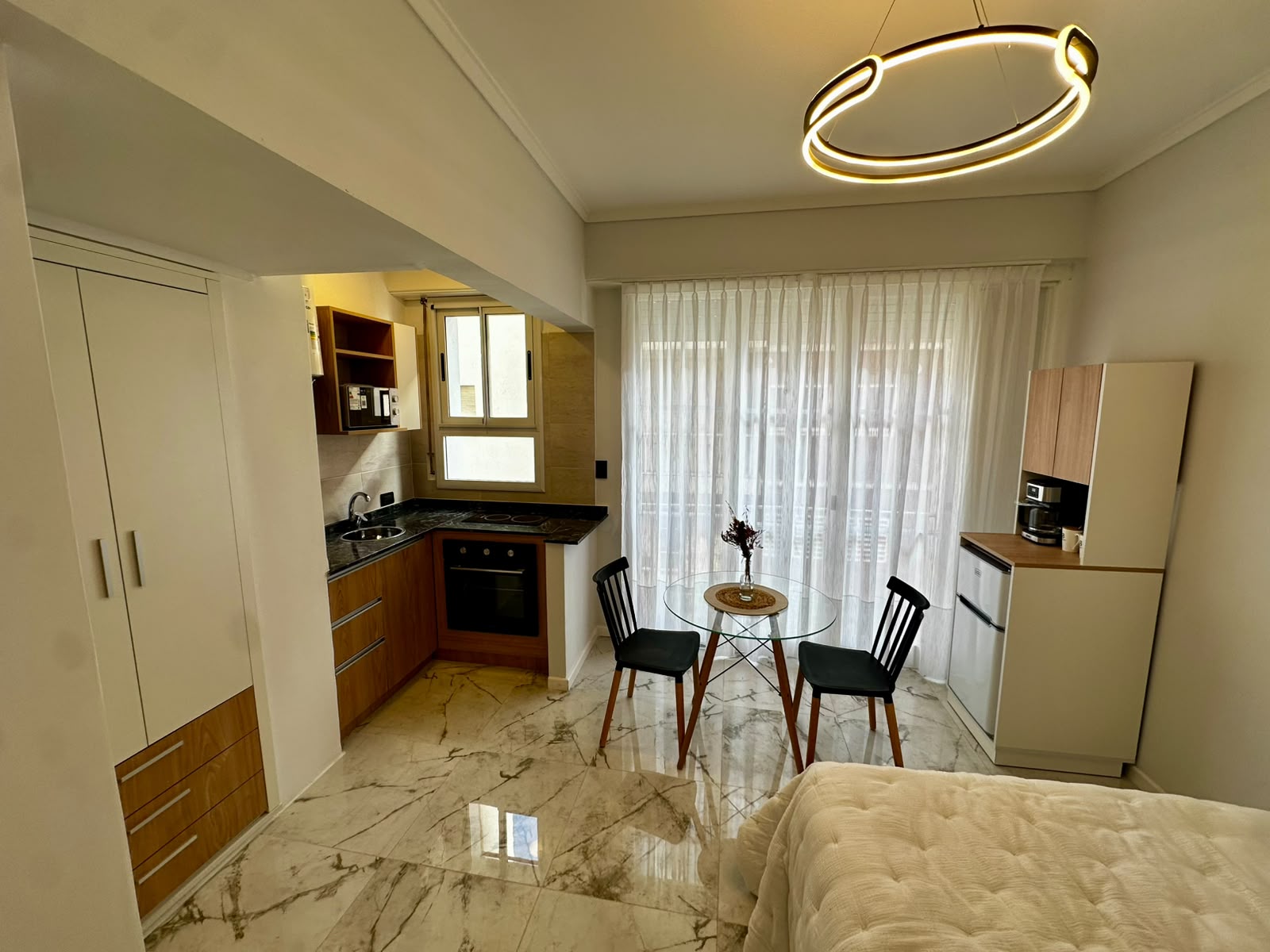 1 AMBIENTE LATERAL CON BALCON