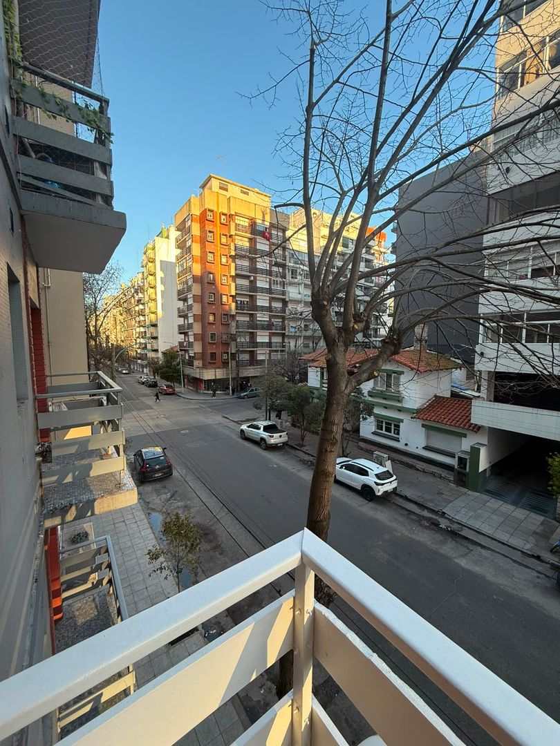 2 Amb.al frente c/balcón 