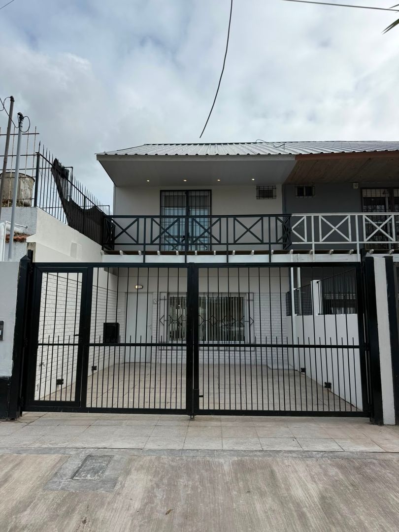 DUPLEX DE DOS PLANTAS PARQUE LURO 4 AMB. C/COCHERA