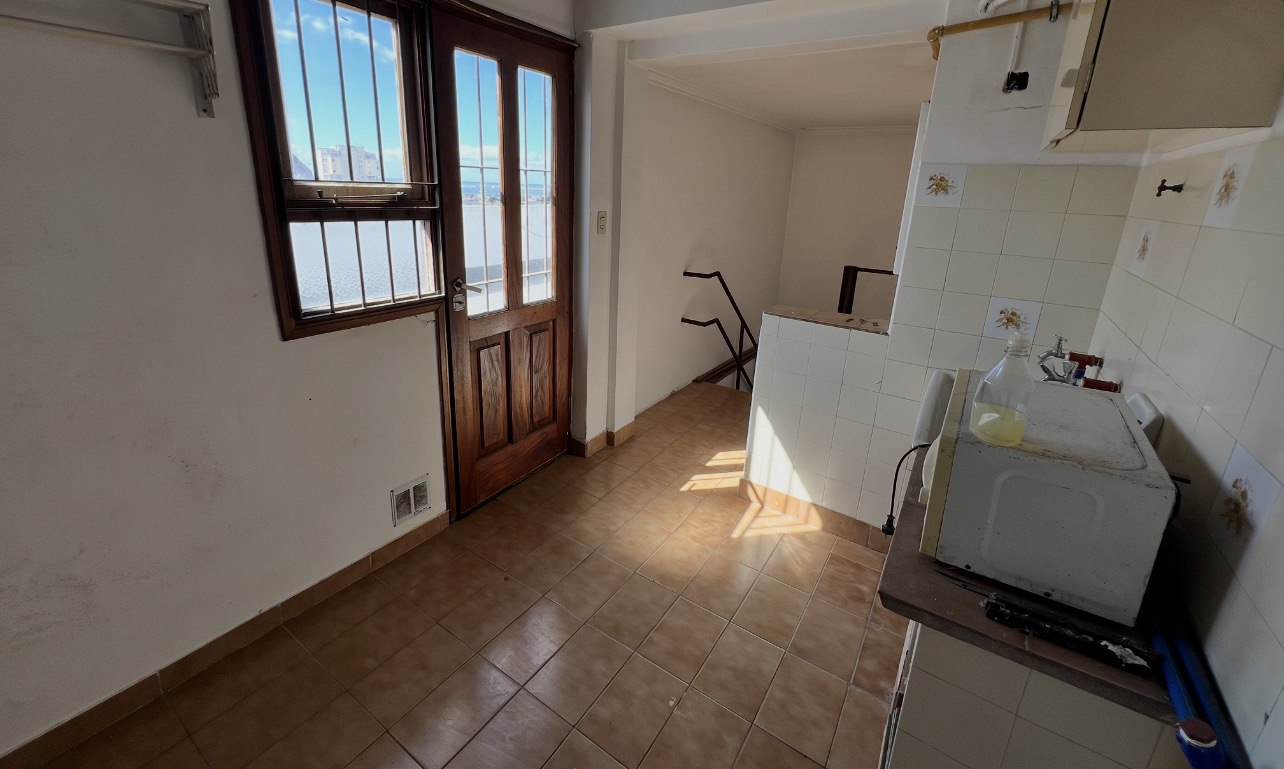 POR ESCALERA A LAVADERO Y SALIDA A TERRAZA