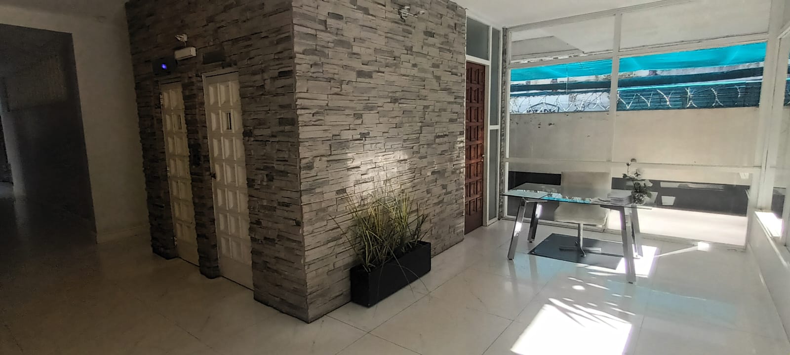 1 AMBIENTE CONTRAFRENTE C/PATIO
