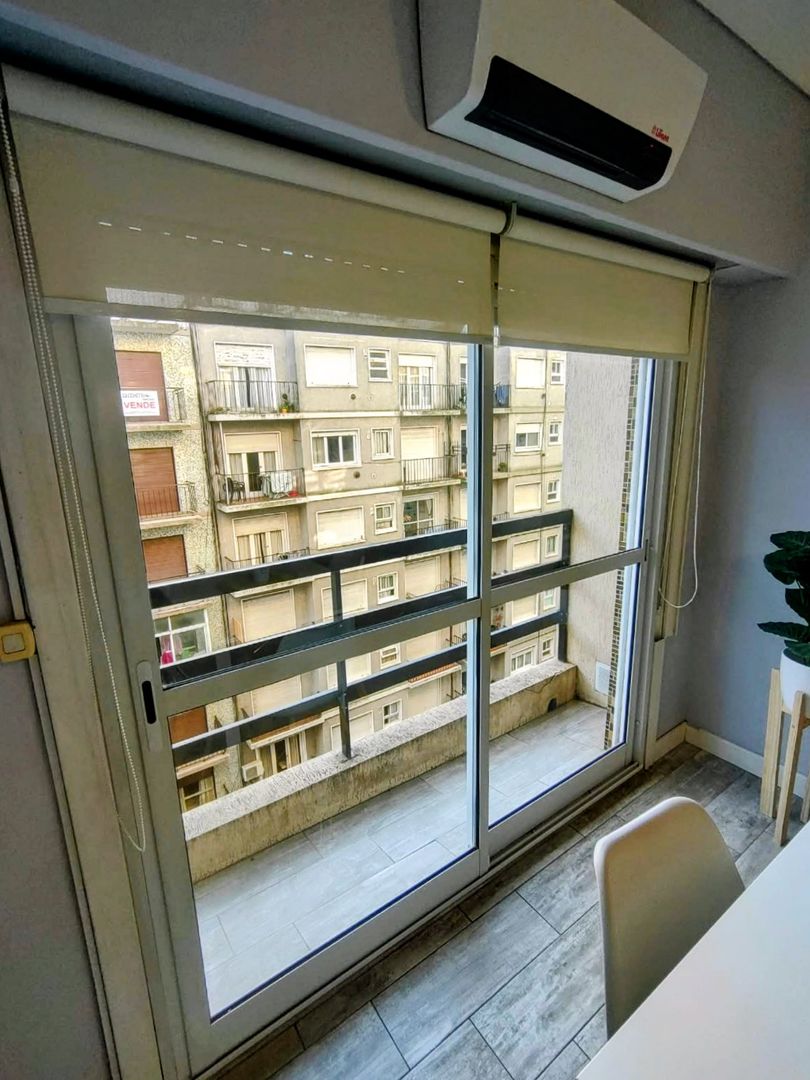 1 AMBIENTE A LA CALLE CON BALCON