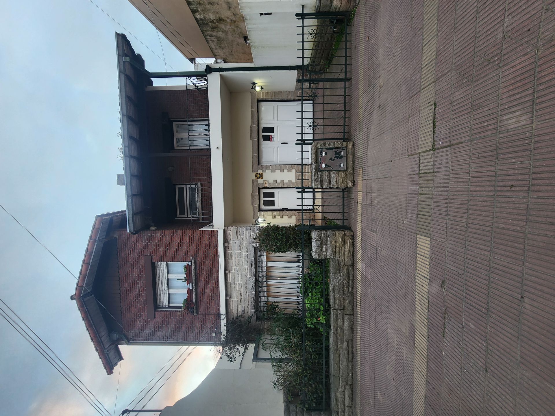 Excepcional chalet 5 ambientes en Miramar 