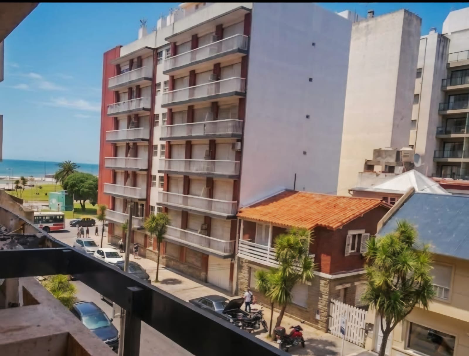 1 AMBIENTE CON BALCÓN Y VISTA AL MAR – LA PERLA 