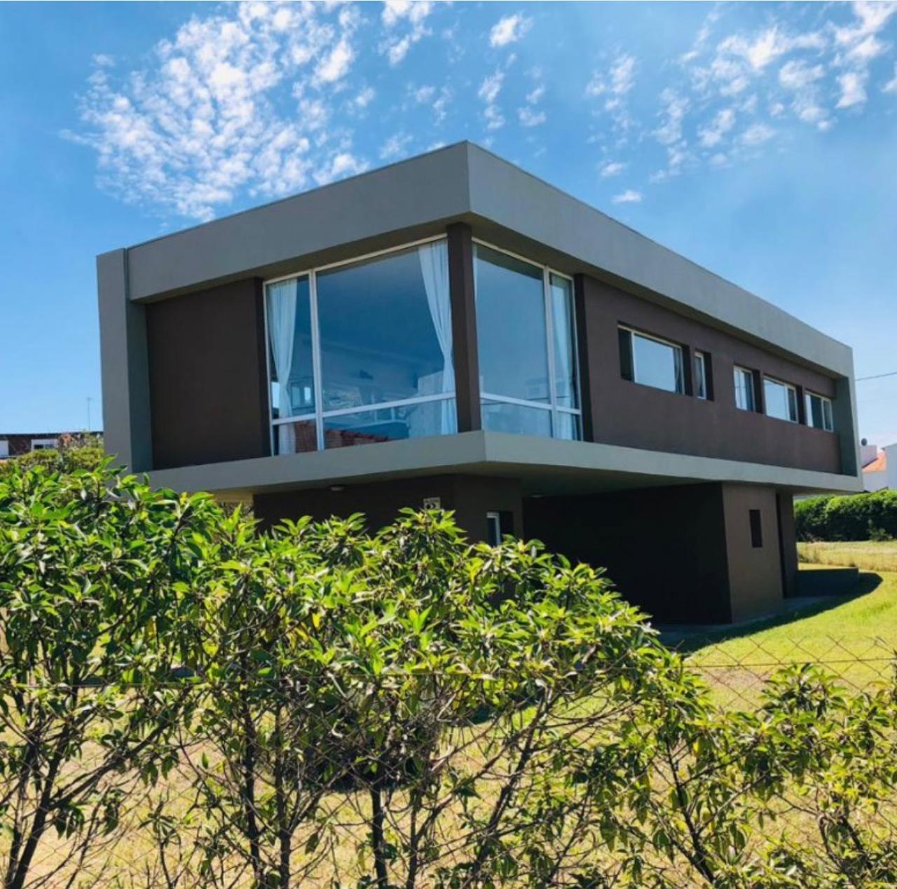 CASA MODERNA EN VENTA CON VISTA AL MAR –SAN CARLOS