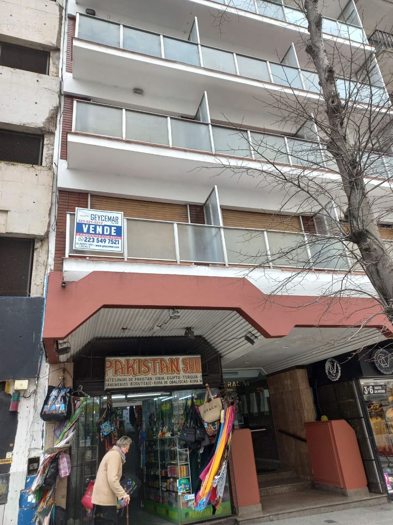 2 Amb, a la calle con balcón y patio.