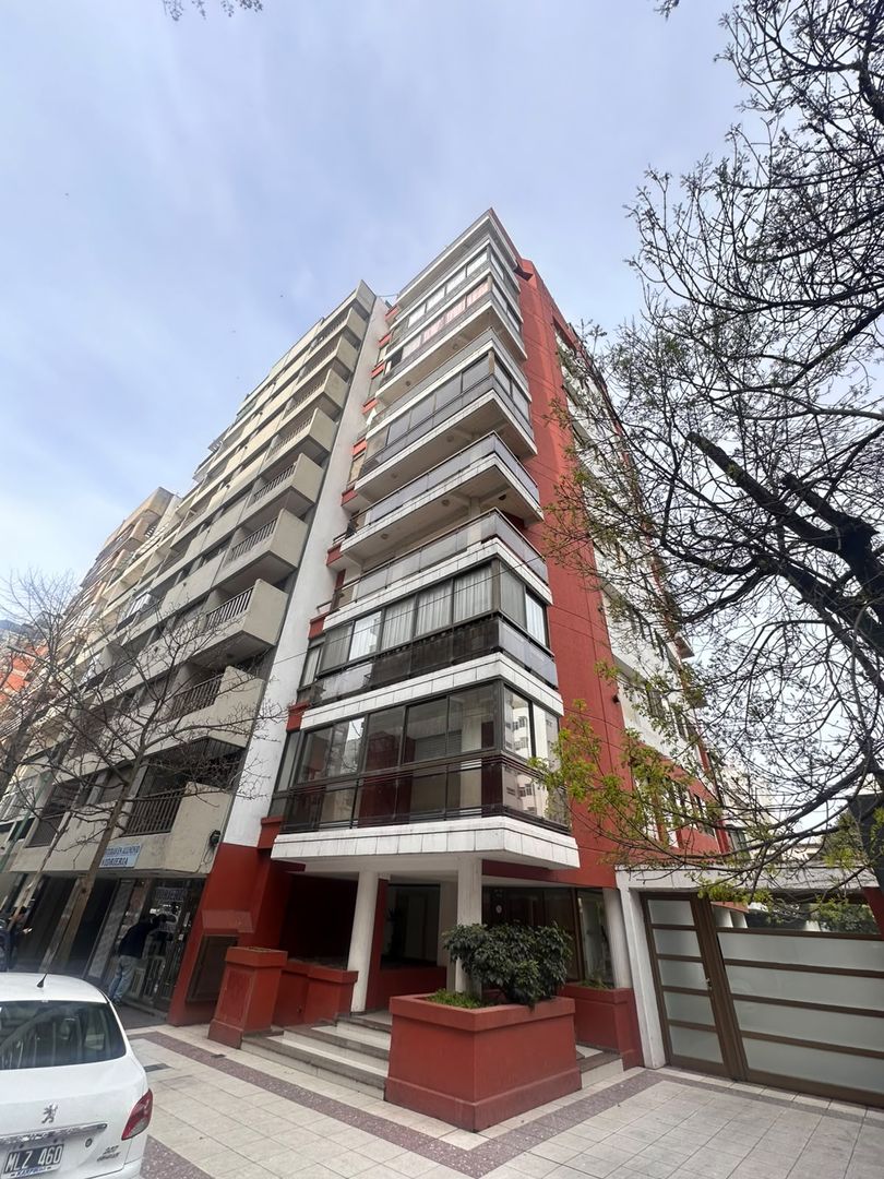 Departamento en Semipiso de 2 amb y 1/2 a la calle