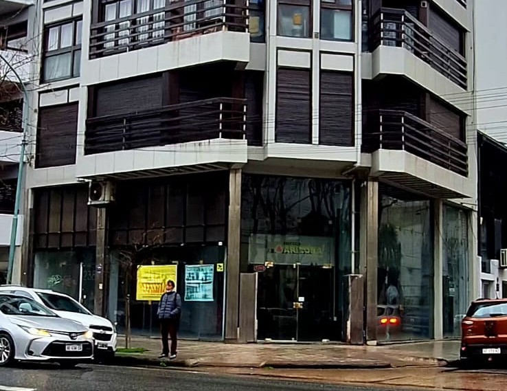 Gran local en alquiler sobre esquina. Plaza Mitre