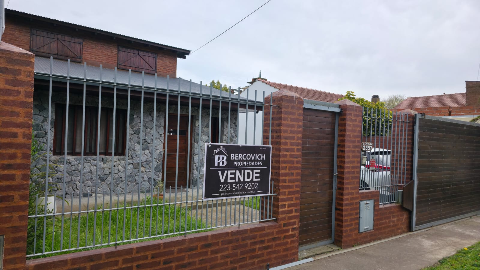 Hermoso Chalet en 2 plantas con galpón de 100m2 