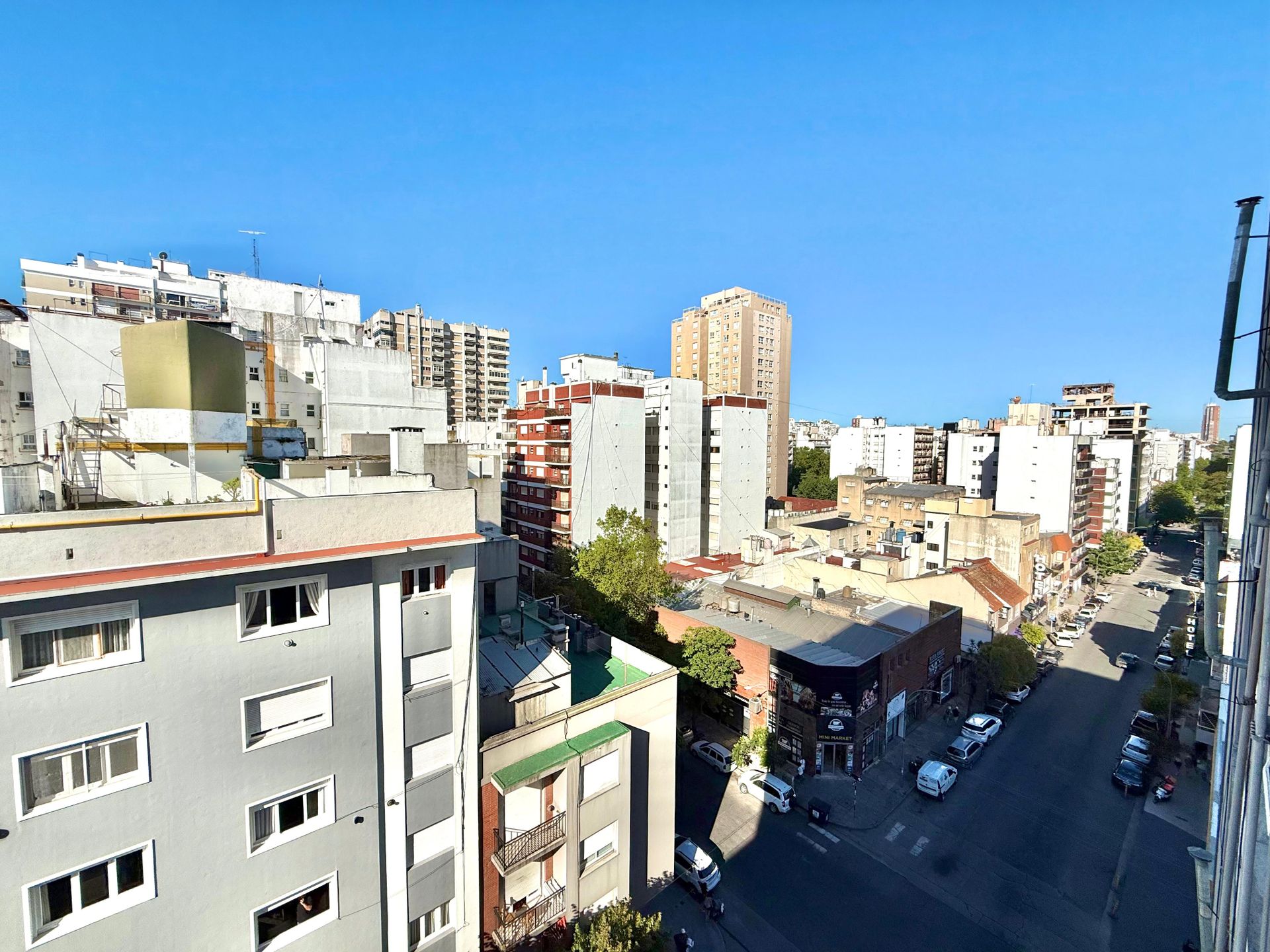 Alberti y Tucumán -2 Ambientes con balcón francés