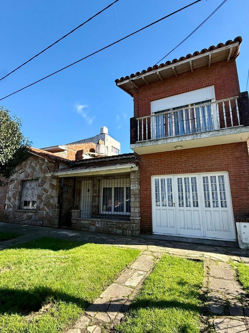 EXCELENTE CHALET DE 5 AMBIENTES CON GARAJE – APTO 